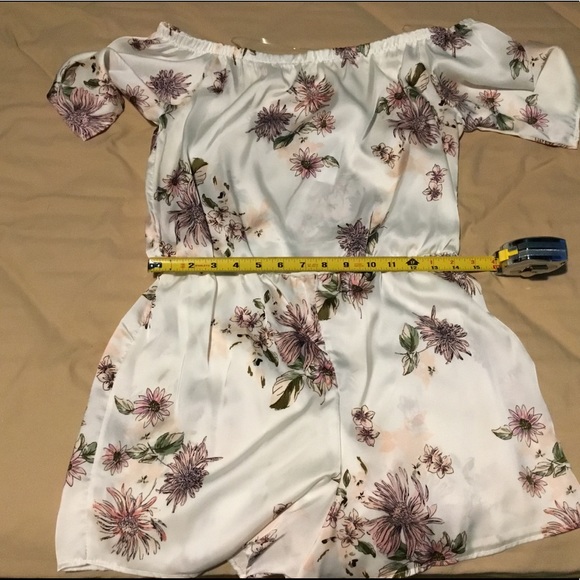 🌻**1 LEFT**IVORY WHITE FLORAL ROMPER - Picture 6 of 7